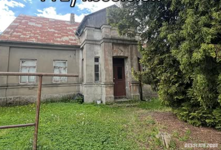 Zabytkowa opuszczona plebania z 1890 roku.
