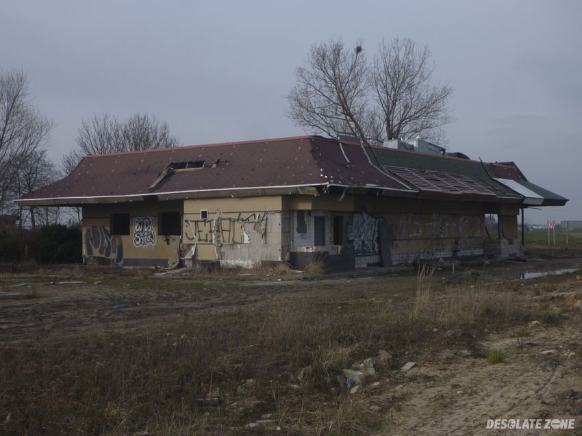 Opuszczona stacja benzynowa i mc donald's