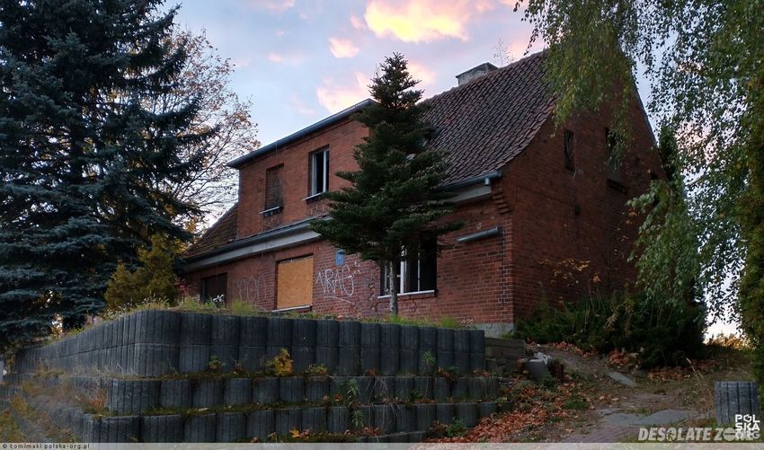 Opuszczony ceglany domek