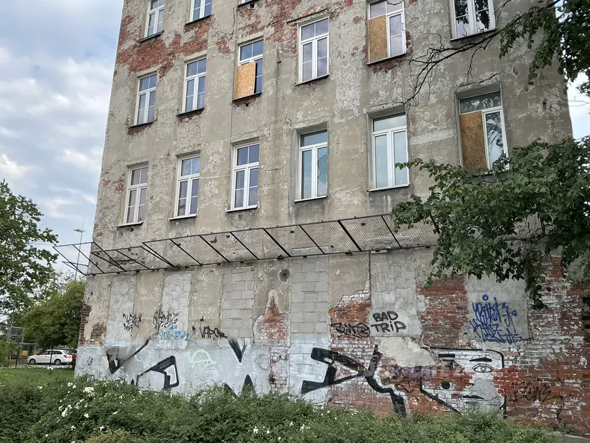 Opuszczona kamienica - photo 1/9