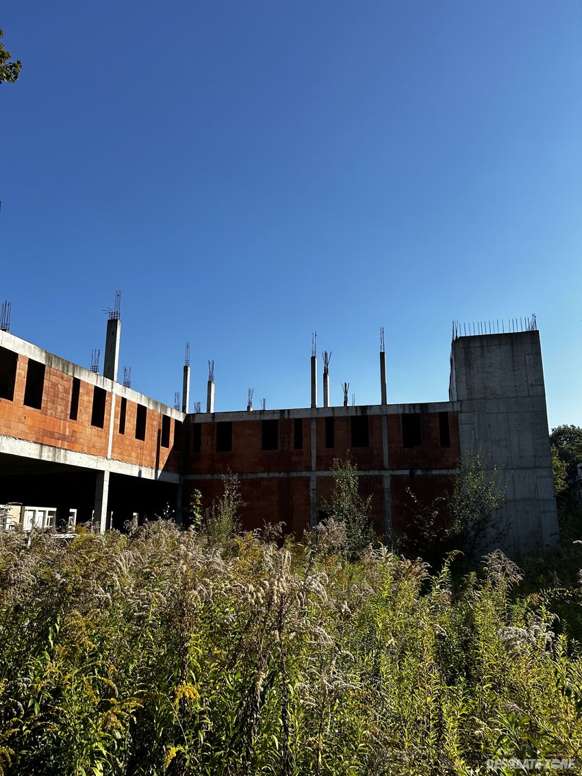 Niedokończony ośrodek dla emerytowanych policjantów.