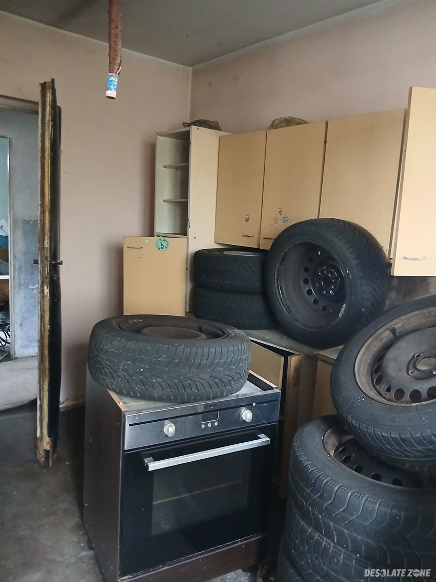 Opuszczony dom z kanciapą złodzieji w środku