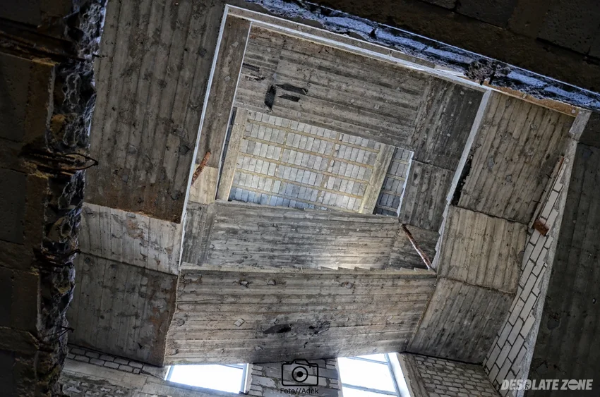 Nieukończony hotel, zaręby