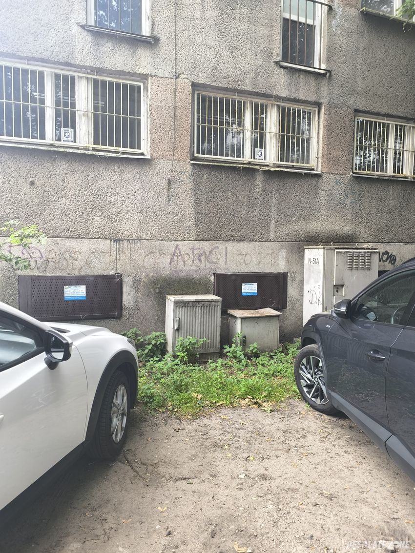 Opuszczony dobrze zachowany blok.