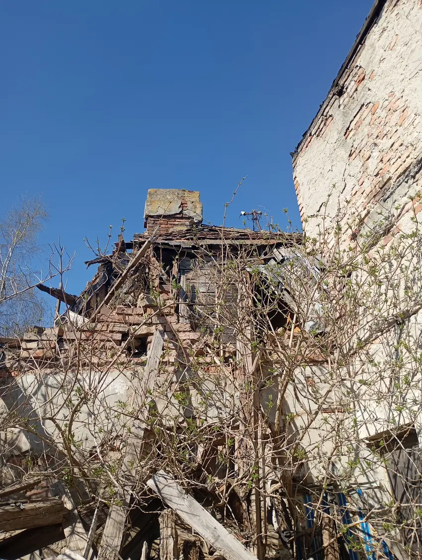 Opuszczony dom z lekko zawalonym dachem - photo 1/4