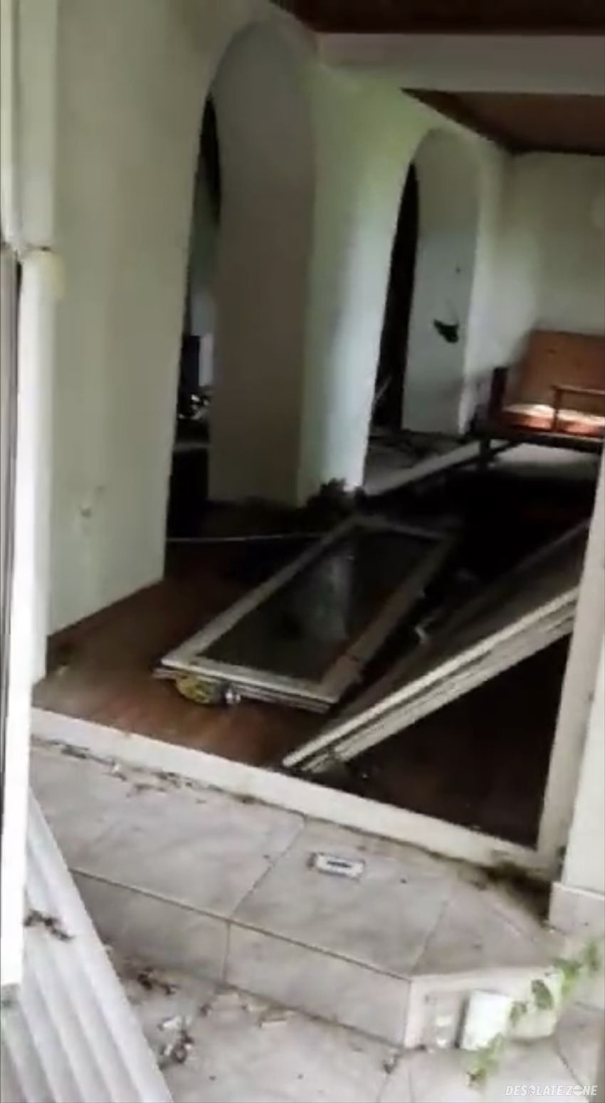 Opuszczony dom z garażem (umeblowany)