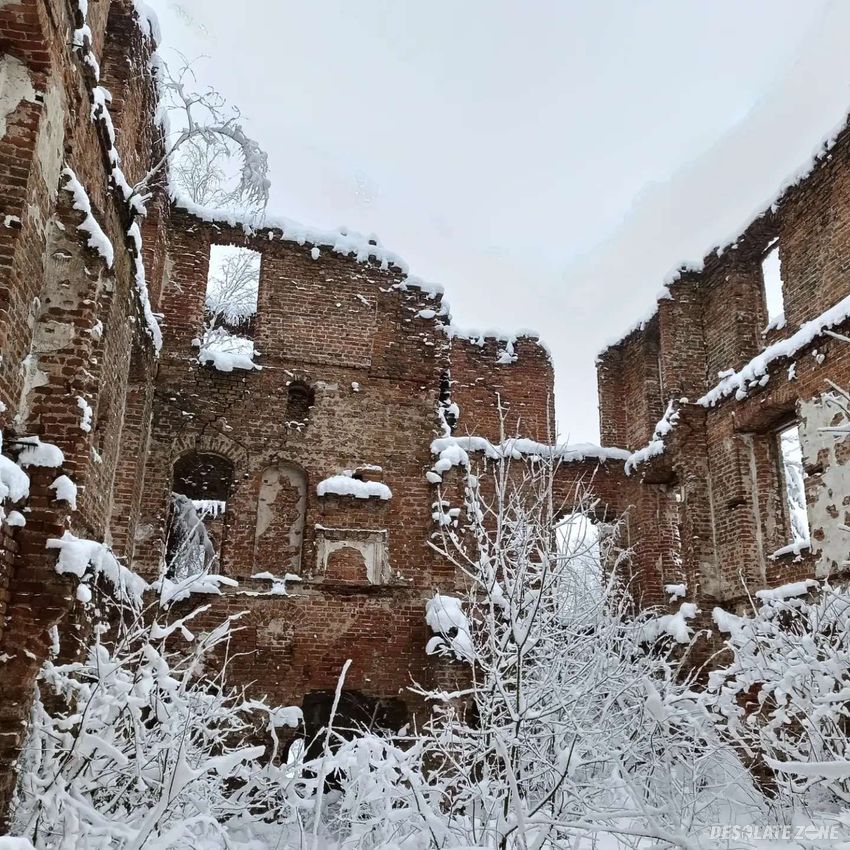 Zrujnowany pałac, słobity