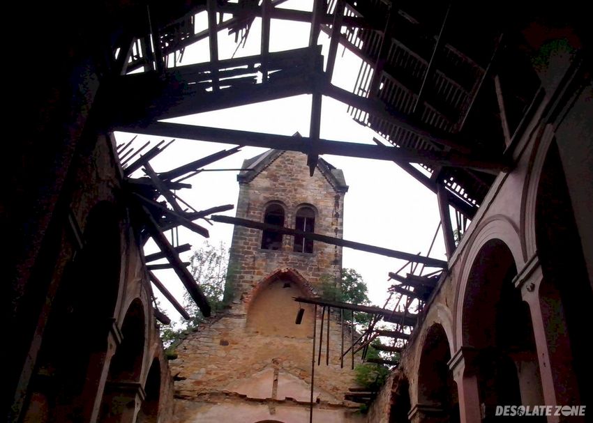 Opuszcony kościół z cmentarzyskiem, stare jaroszowice