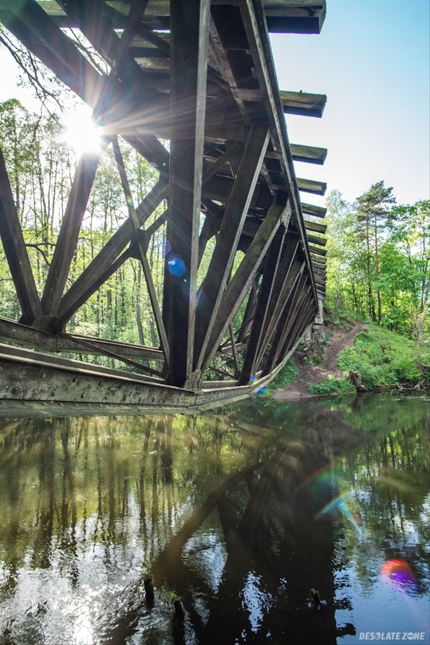 Zabytkowy most kolejowy na gwdzie