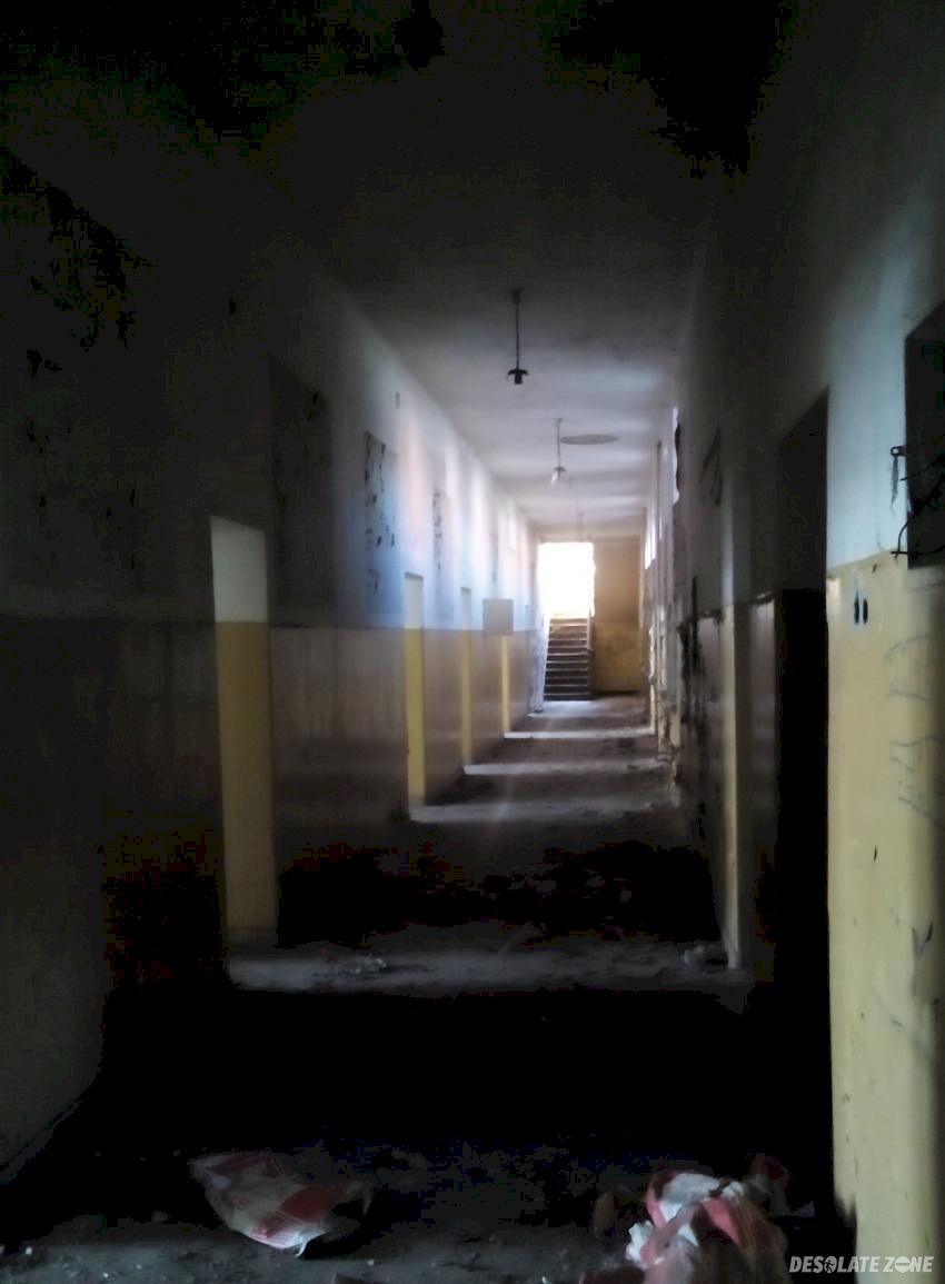 Jeden z opuszczonych budynków w byłych prudnickich koszarach, prudnik