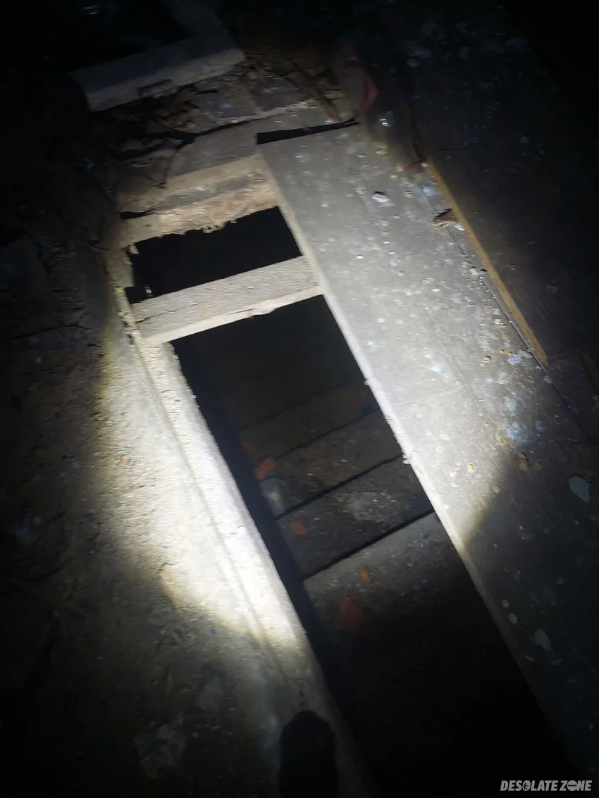 Opuszczony częściowy zawalony dom