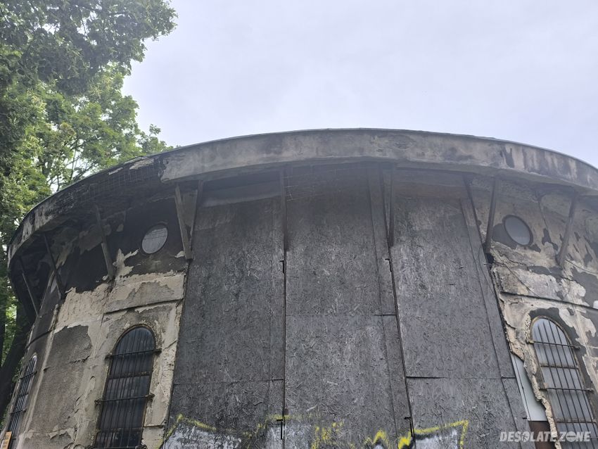 Opuszczona wieża wodna.