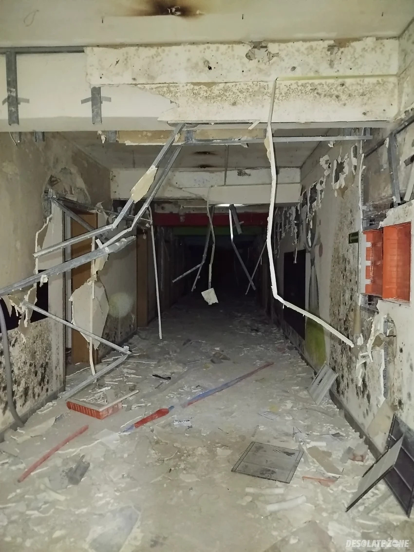 Opuszczony biurowiec - zdjęcie 1/4