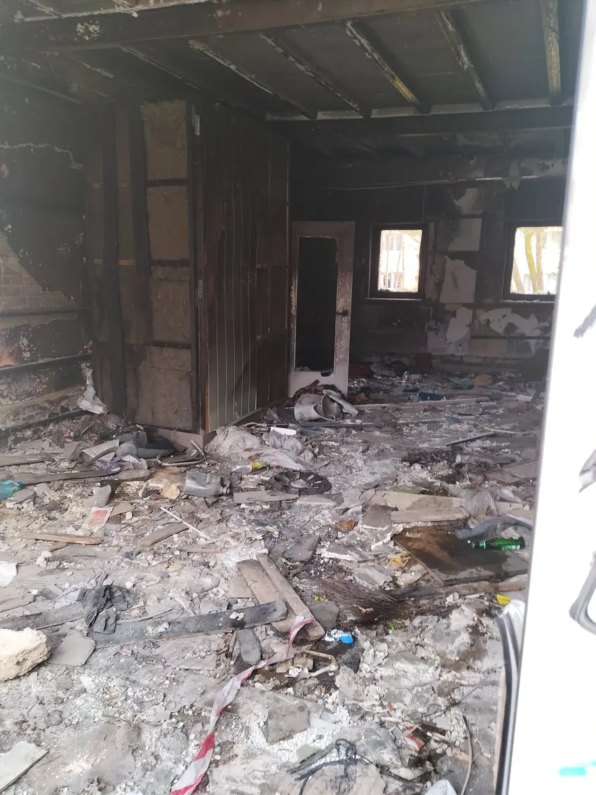 Opuszczony sklep części samochodowych i domek jednorodzinny. - zdjęcie 1/4