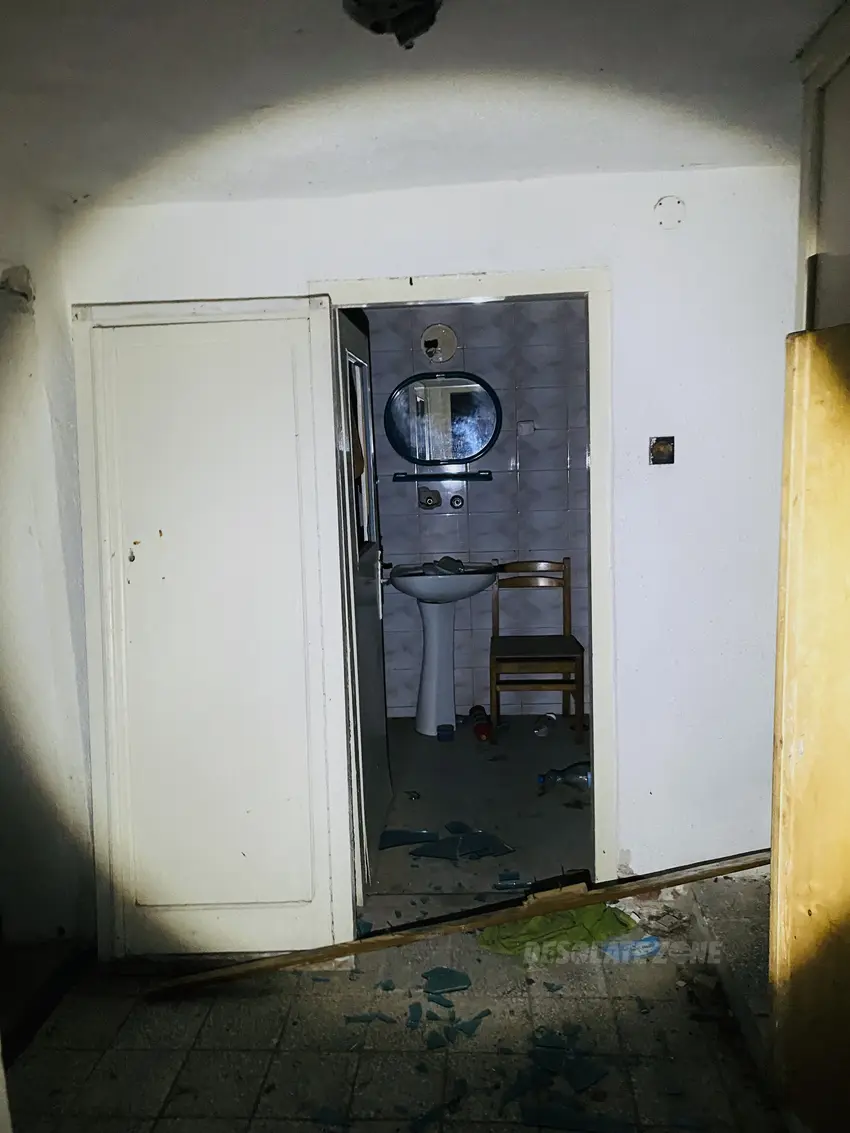 Opuszczony domek w śrdoku lasu - photo 1/4