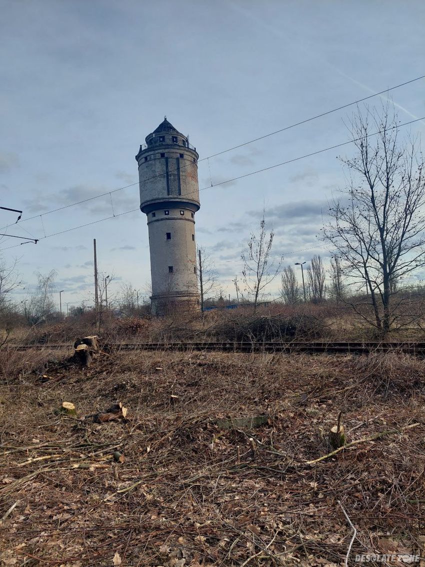 Opuszczona duża wieża ciśnień