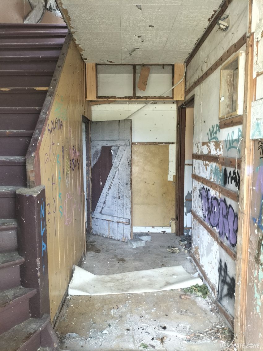 Opuszczony ceglany dom