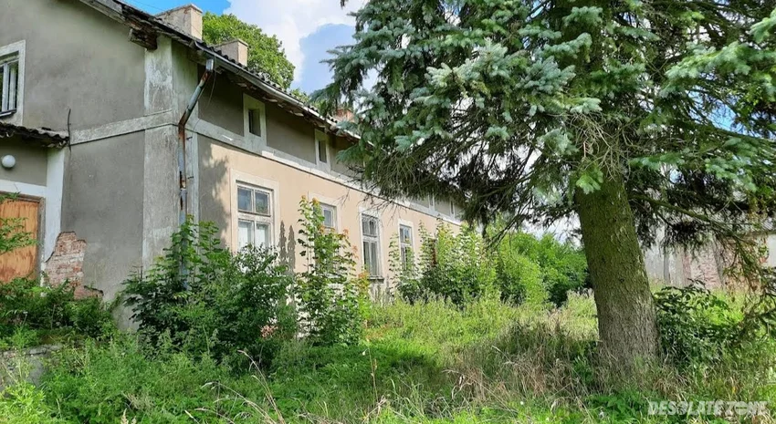 Opuszczony dwór i kilka budynków