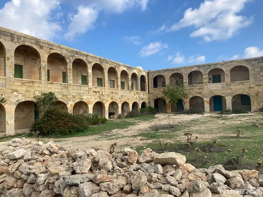 Opuszczony szpital comino- malta