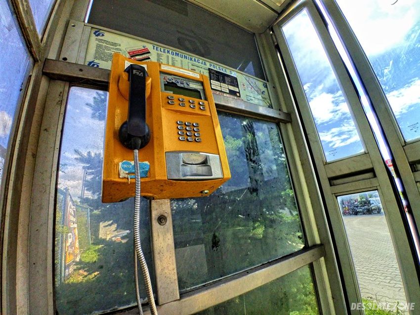 Pozostawiona kabina telefoniczna z automatem w kielcach