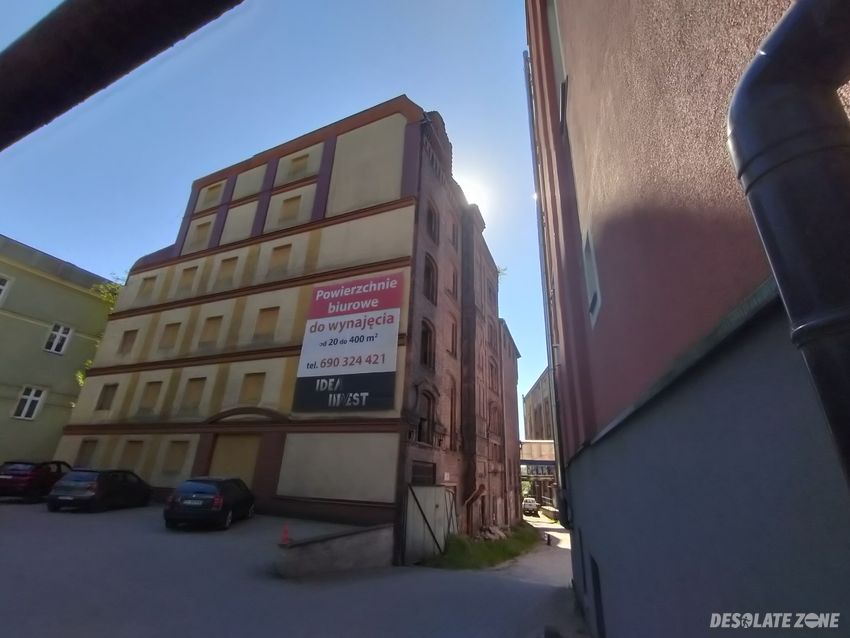 Opuszczony budynek z kominem.