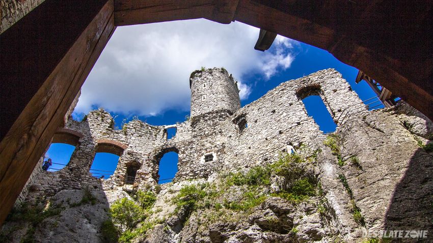 Ruiny zamku w podzamczu, podzamcze