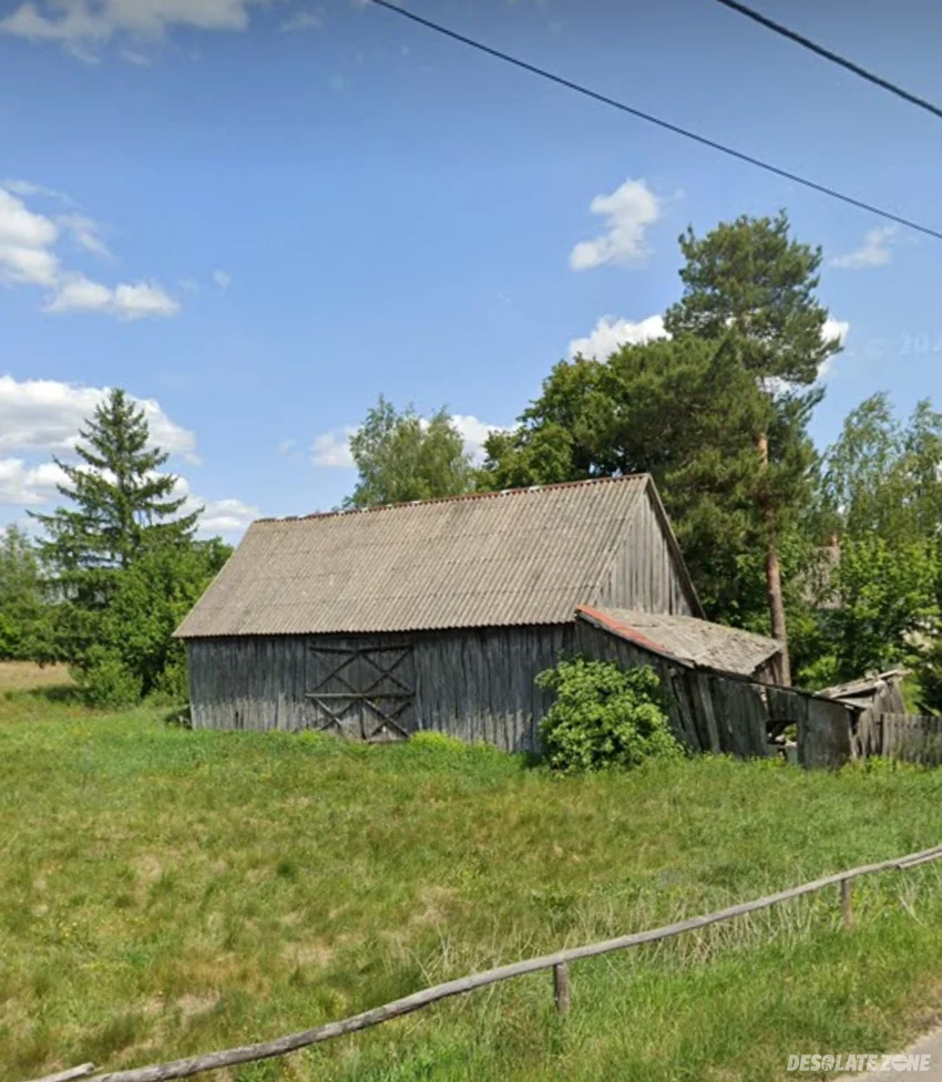 Opuszczony mały domek i budynki gospodarcze