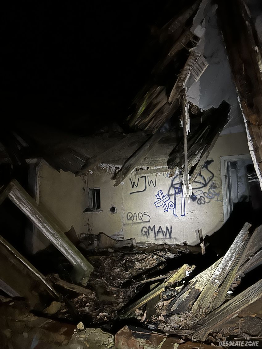 Domek przy kwitnącej akacji, warszawa, radość