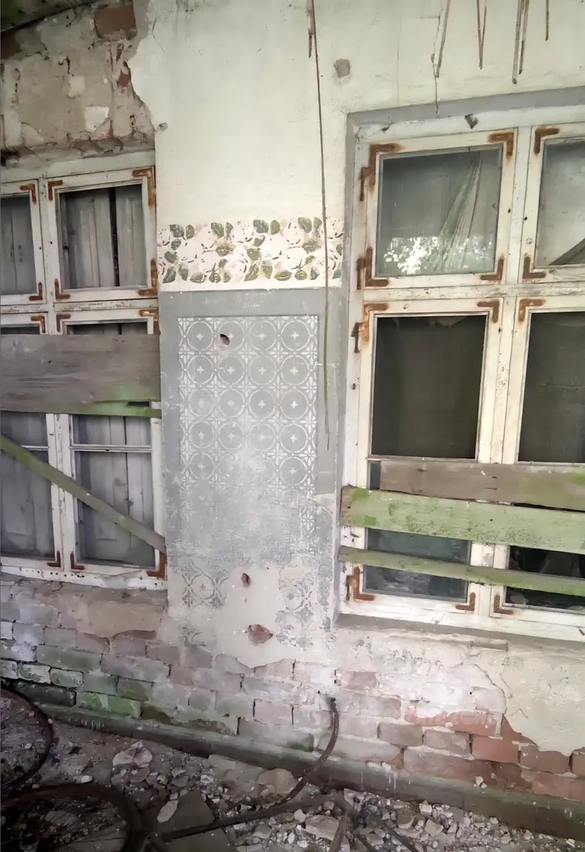 Opuszczony dwór z 1900 roku - zdjęcie 1/4