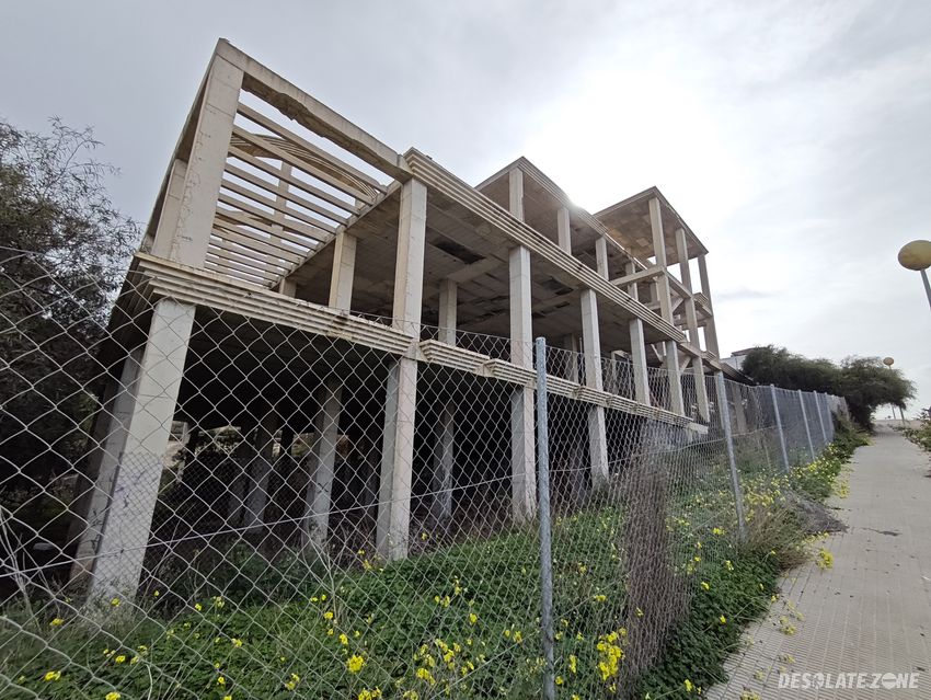 Opuszczona niedokończona budowa