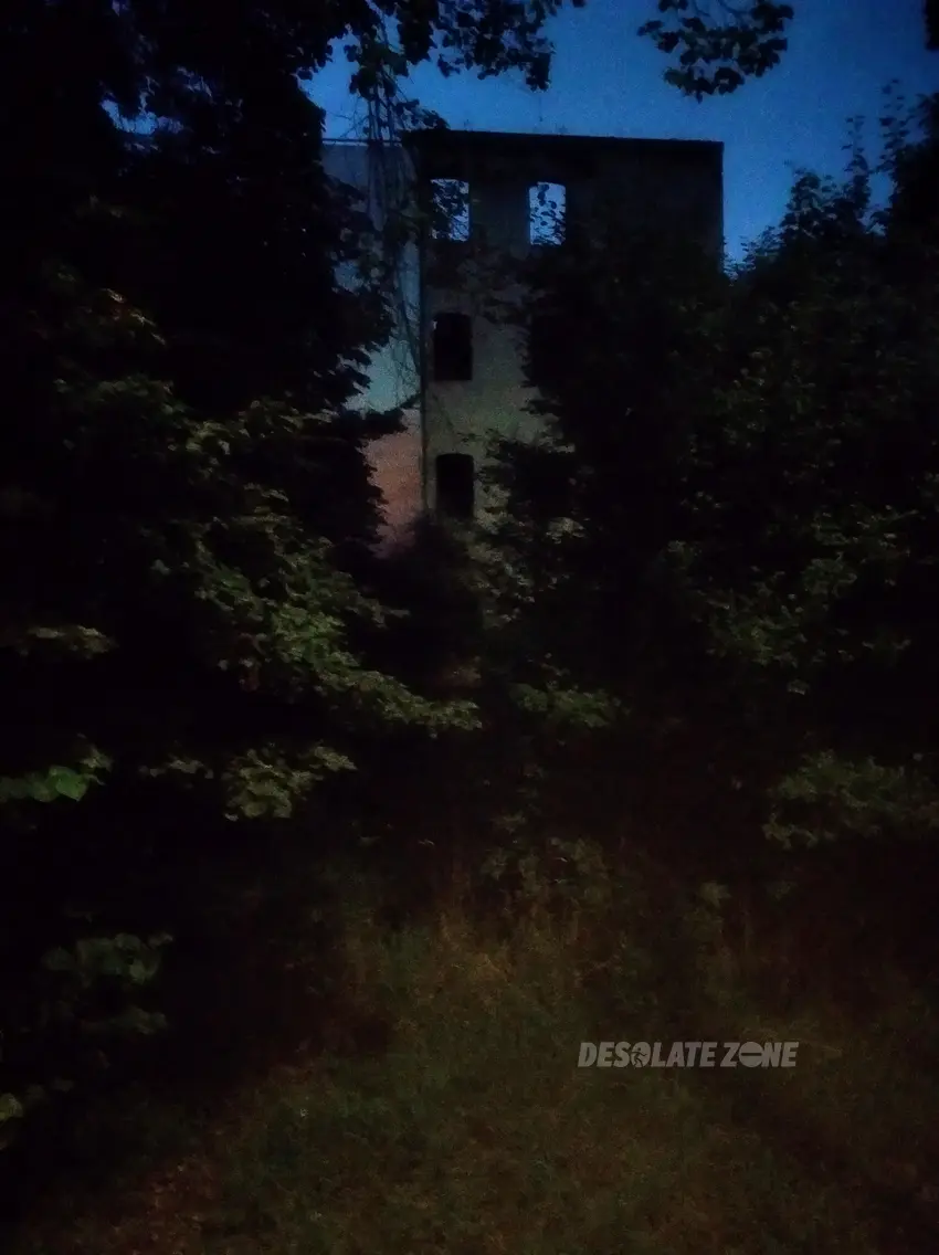 Opuszczony duży budynek - zdjęcie 1/2