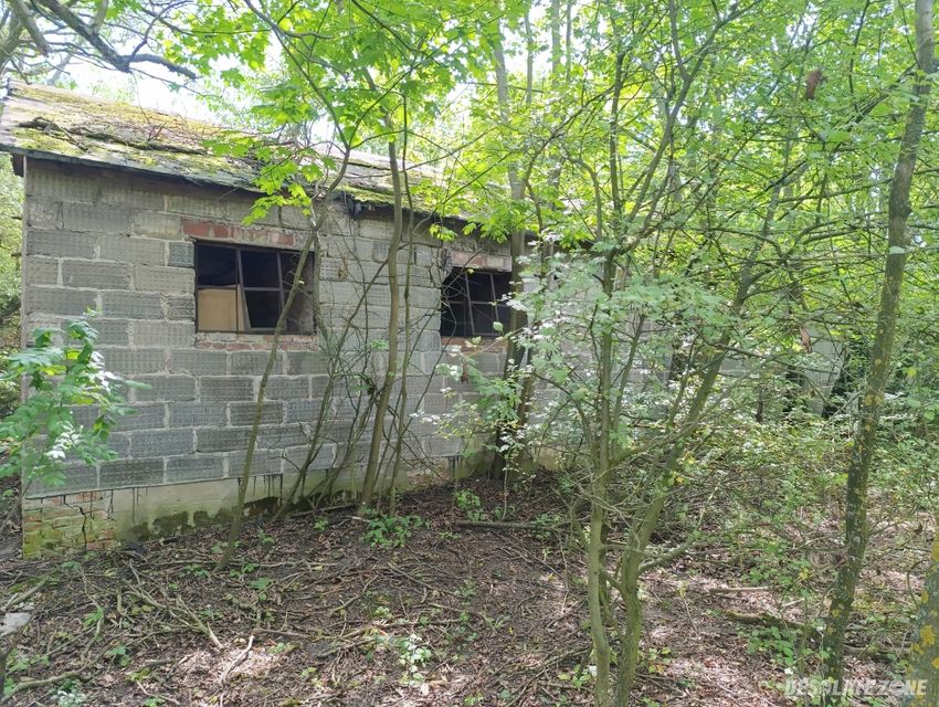 Opuszczony dom ze stodołą