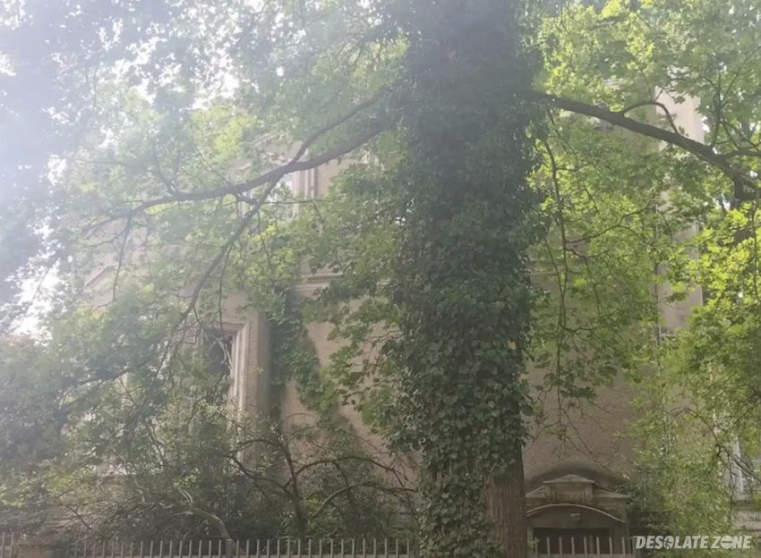 Opuszczona willa wojska polskiego.