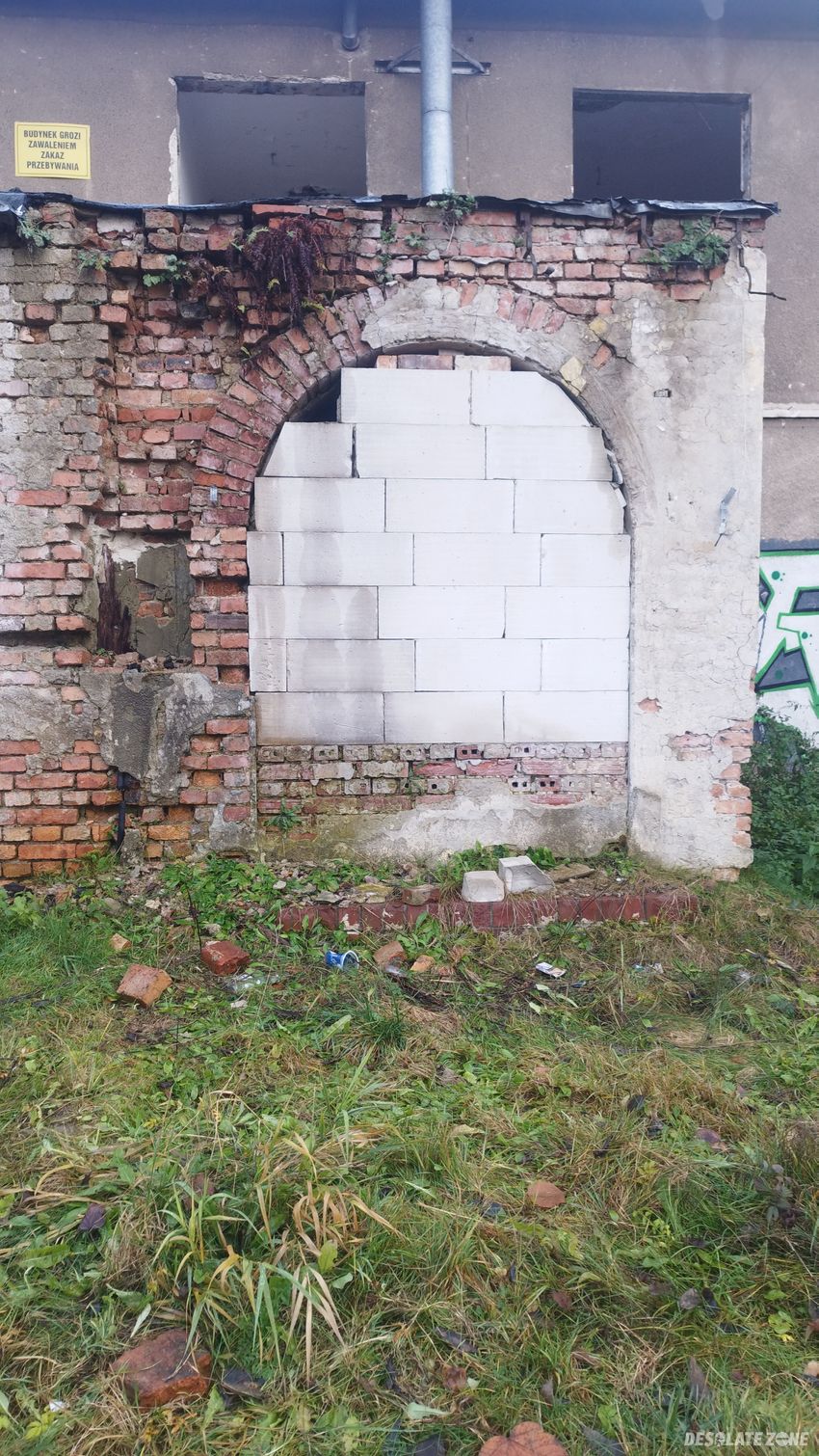 Opuszczone biurowce huty