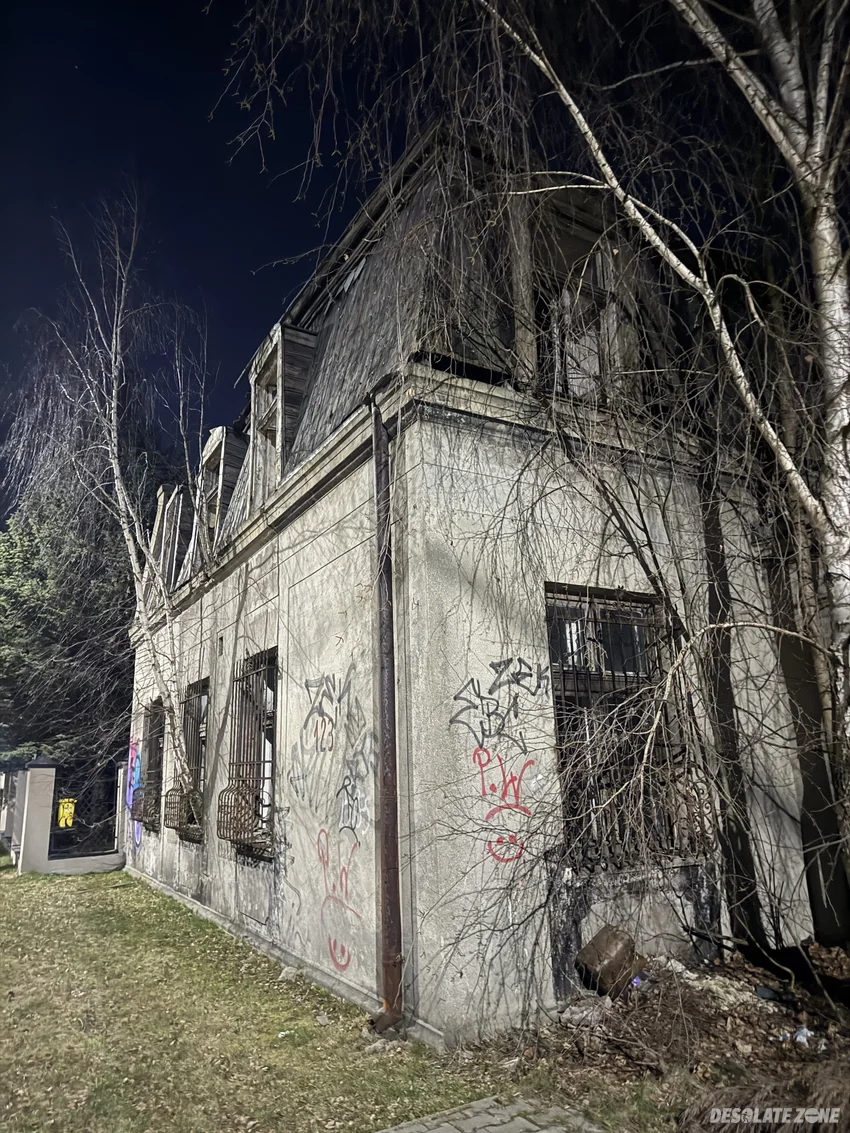 Opuszczony dworek - zdjęcie 1/4