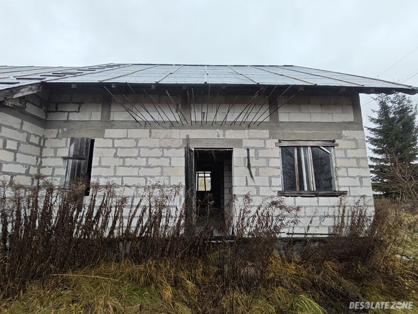 Opuszczony niedokończony domek