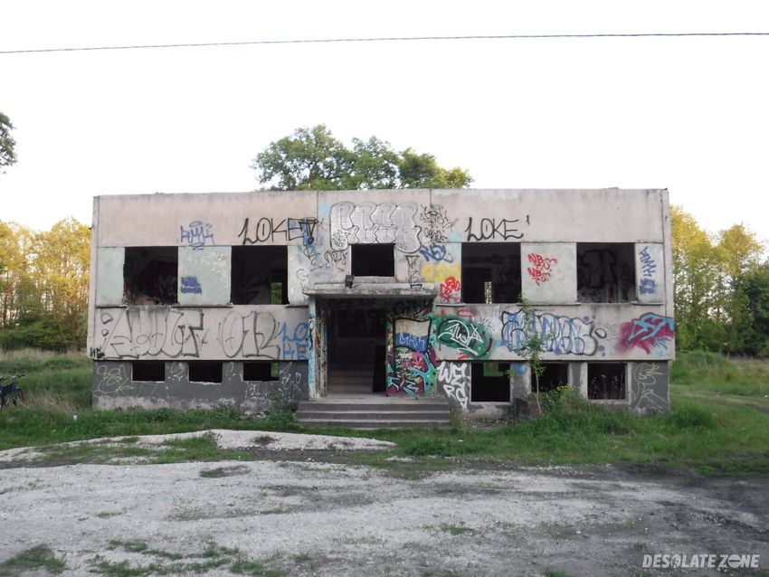 Opuszczony dom w stanie surowym