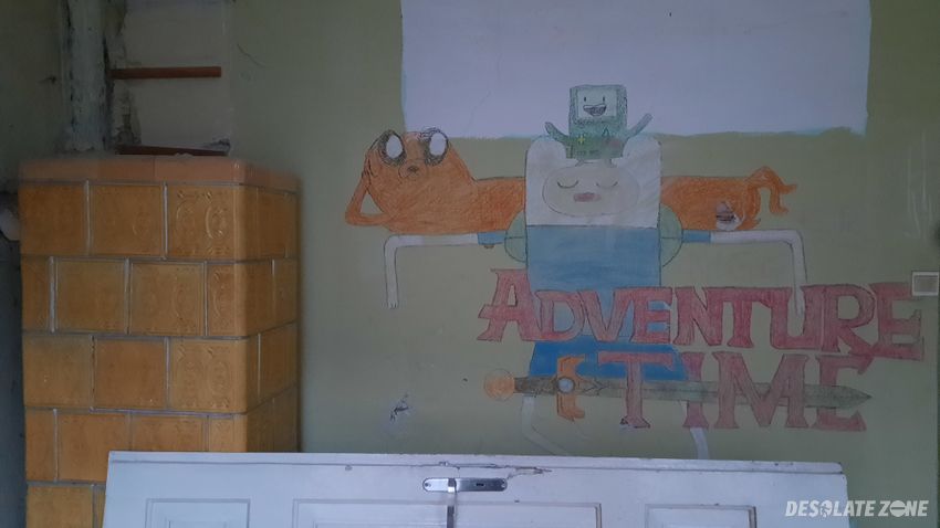 Kamienica z figurą na podwórku