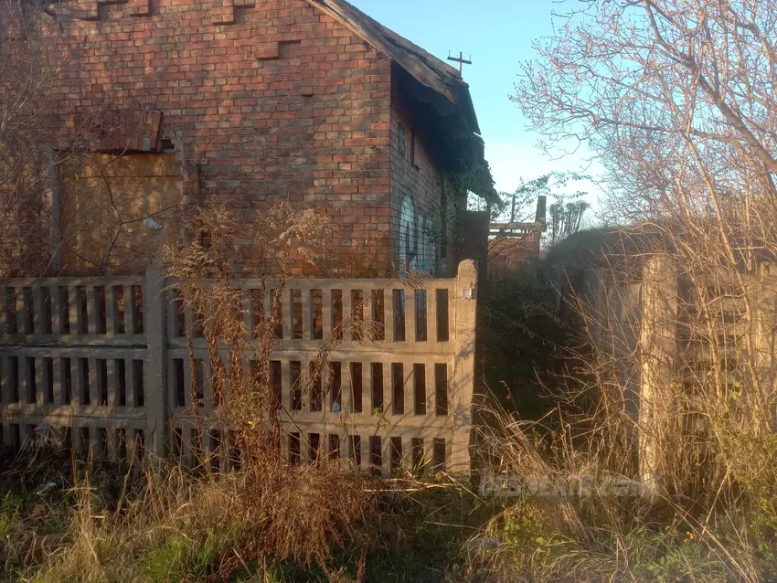 Ceglany,wiejski domek przy torach - zdjęcie 1/4