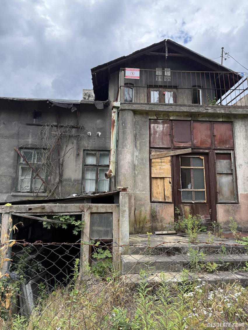 Opuszczony dom wielorodzinny