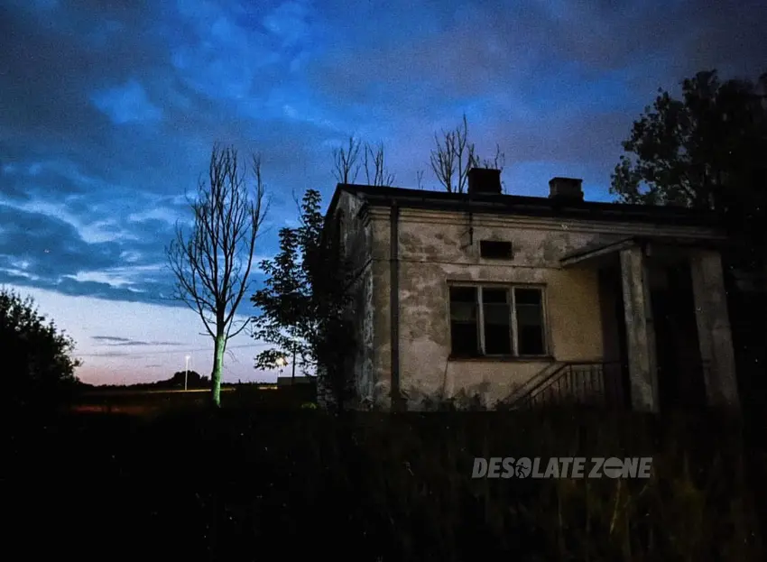 Dom z kapliczką u rozwalonymi budynkami - zdjęcie 1/1