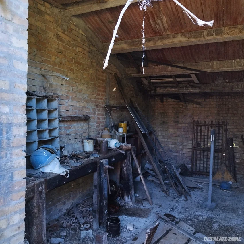 Opuszczony warsztat przy torach