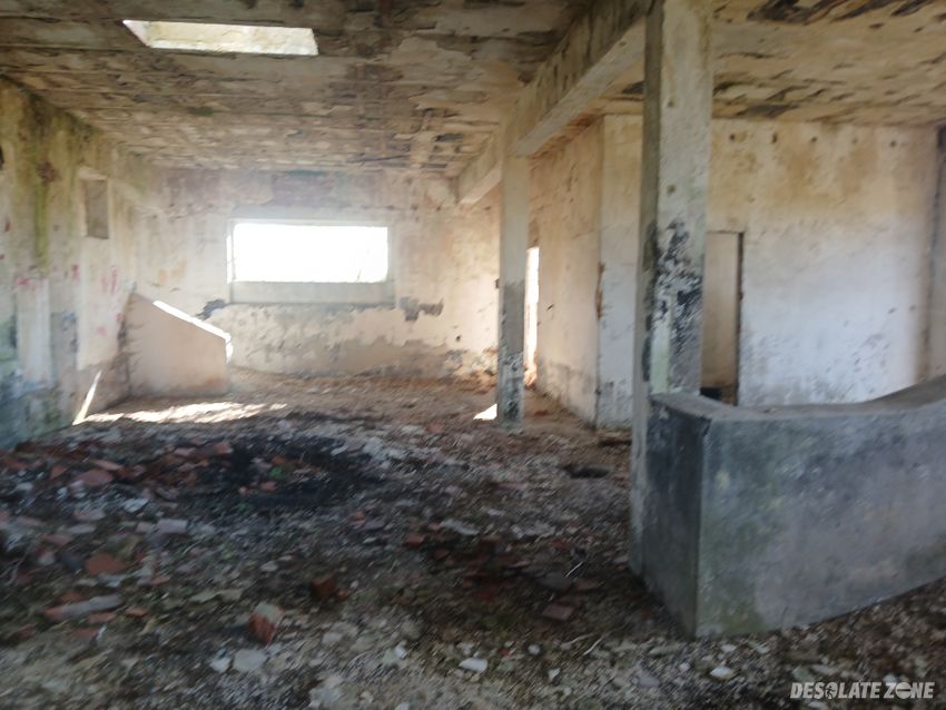 Opuszczony budynek w wielkich łąkach