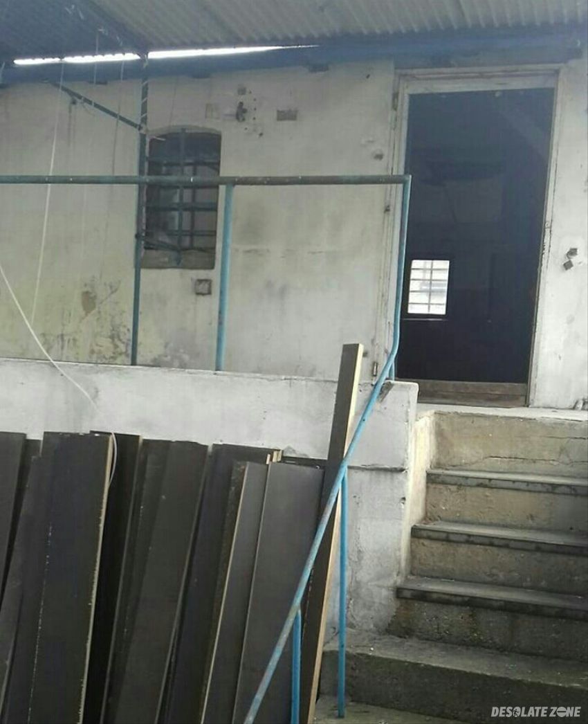 Opuszczony warsztat naprawczy elektryki