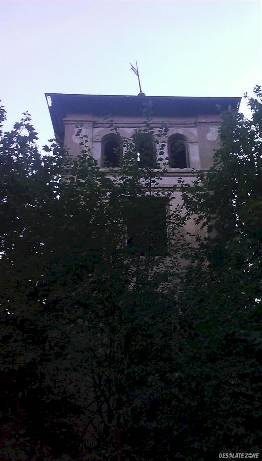 Opuszczony dworek/ willa z x i x w., skłóty k. kutna