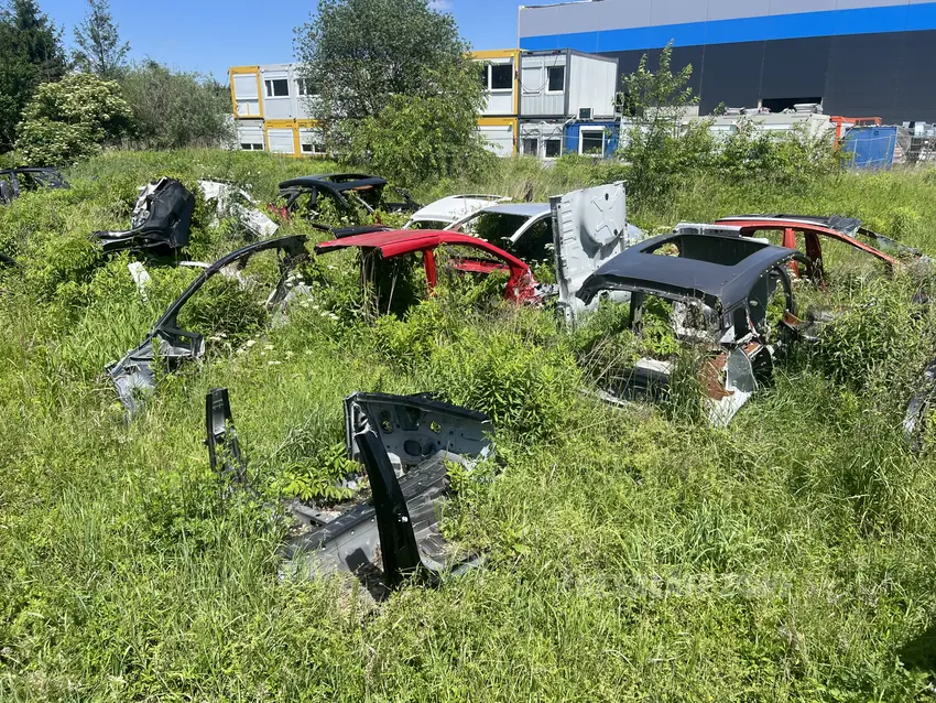 Cmentarzysko rozkradzionych( karoserii) samochodów - zdjęcie 1/4