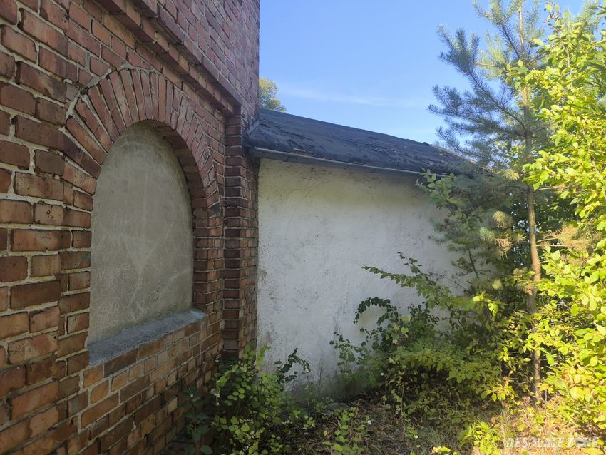 Ouszczona kaplica grzebalna.