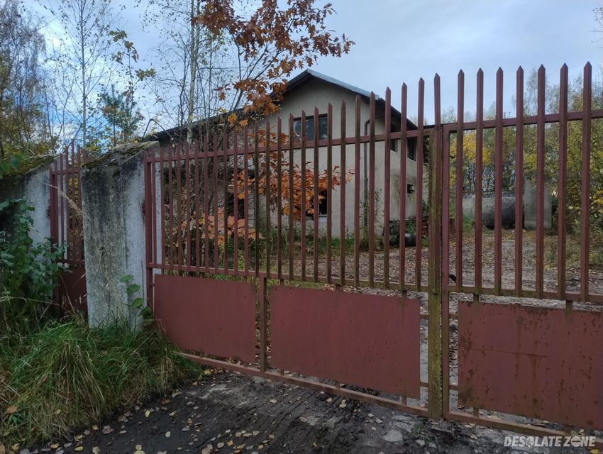 Opuszczony dom z wielką działką