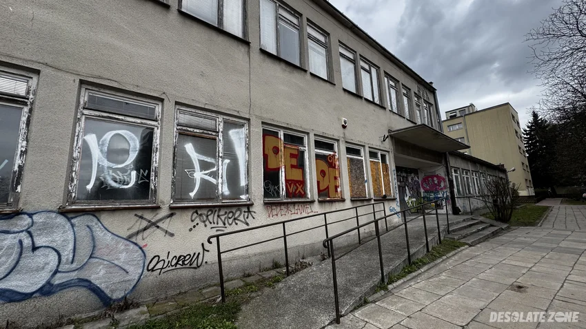 Opuszczona przychodnia rejonowa s z p z l o warszawa- ochota - zdjęcie 1/4