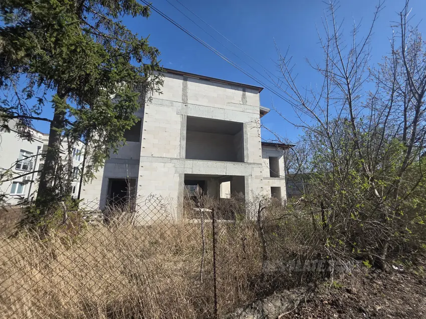 Niedokończony dom - zdjęcie 1/4